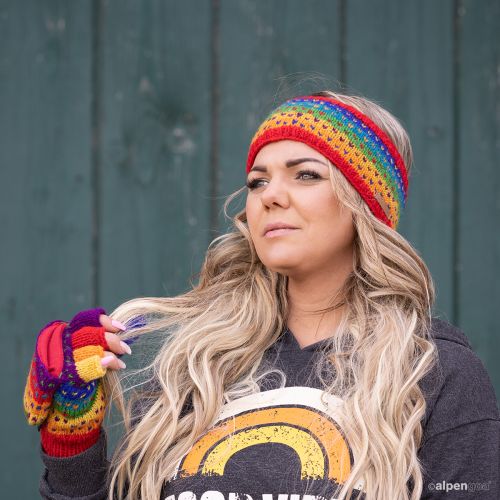 Stirnband im Regenbogen-Look Tragebeispiel